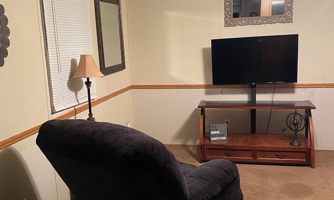 Auburn House | Cozy 2-bedroom mobile home with WiFi, Mins from Auburn University.