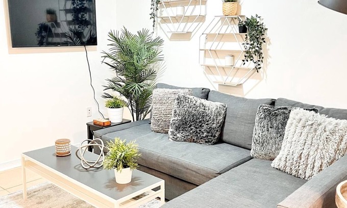 East Credit Apartment | Cozy 2 Bedroom Retreat in Heartland