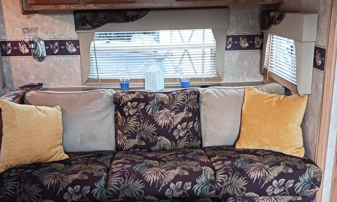 Nashport House | Cozy 2-bedroom RV in tranquil at buckeye lake with AC, WiFi