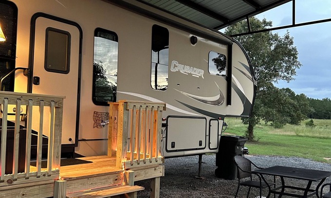 Leesville House | Cozy 2-bedroom RV with WiFi and AC near Ft Johnson