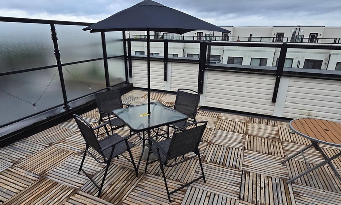 Pickering House | Cozy 2-bedroom Townhouse with a rooftop patio. nHome away from home!