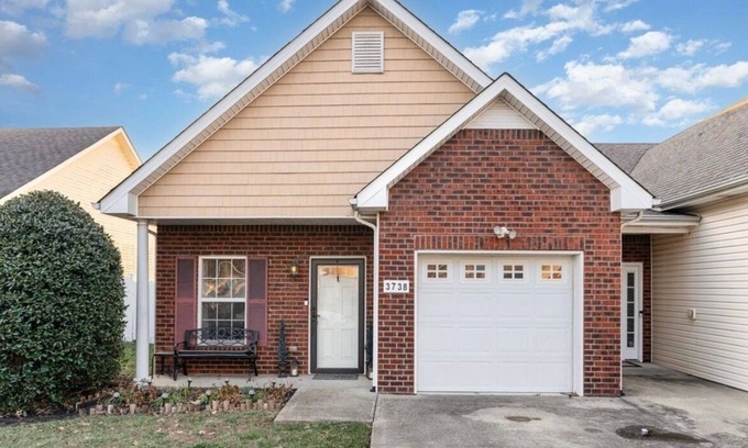 Clarksville Condo | Cozy 2-Bedroom Upscale Condo in charming Clarksville with Patio