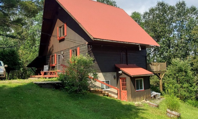 Mont-Tremblant Apartment | Cozy 2 bedroom with fireplace and small swimmable lake 15 min from Mt Tremblant