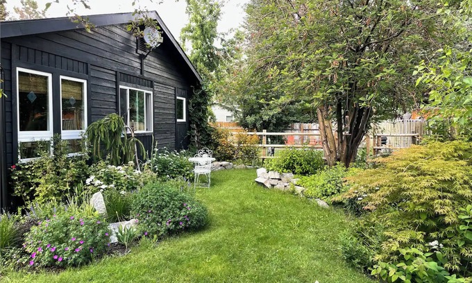 Hailey House | Cozy 2 br/2ba bungalow with beautiful garden close to Sun Valley!