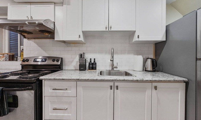 The Peanut Apartment | Cozy 2 BR Bsmt Apt | Free Parking, Mins to Senaca