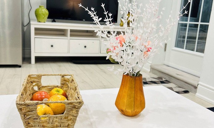 Central Erin Mills Apartment | Cozy 2 BR suite close to Airport,Crdt V hosptl in a hilly setting in Mississauga
