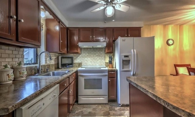 Naugatuck House | COZY 2 BRM TOWNHOME WITH SURROUNDING STATE PARKS FOR HIKING/PET FRIENDLY