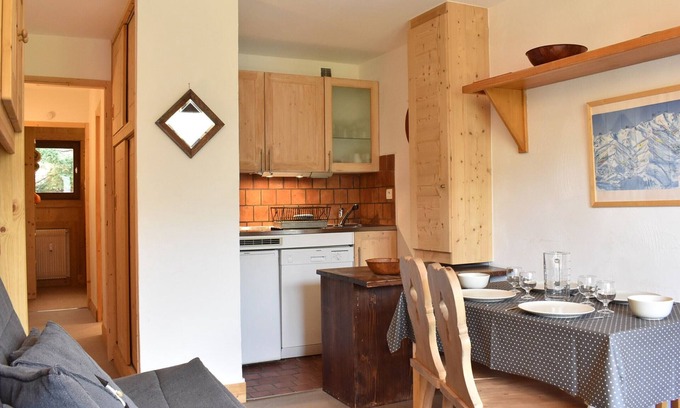Meribel Apartment | Cozy 2-Room Apt for 4, 100m from Slopes, Balcony, Pet-Friendly, WiFi - Méribel