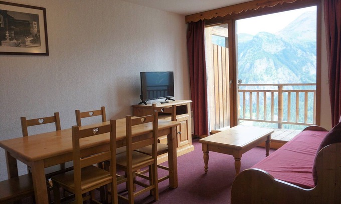 Orcieres-Merlette Apartment | Cozy 2-Room Cabin for 6 with Free WiFi, Parking, and Balcony - Close to Slopes and Shuttle