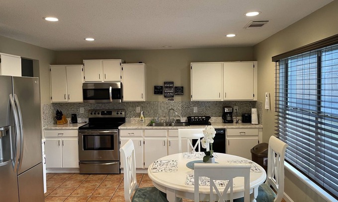Converse House | Cozy 2 Story with Hot-Tub!