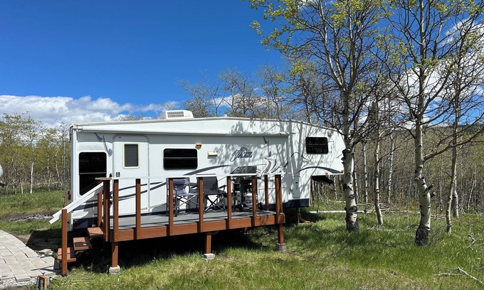 Babb House | Cozy 27’ Glamping Trailer Home Overlooking the East Side Glacier National Park