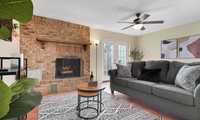 Longview House | Cozy 2bdr Townhome, King Bed, Pet Friendly, Centrally Located