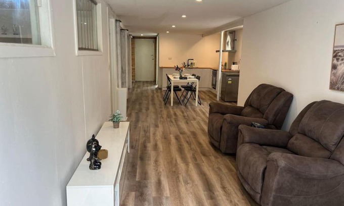 Indooroopilly House | Cozy 2Beds Studio witch Kitchen Laundry near Zoo and Mall