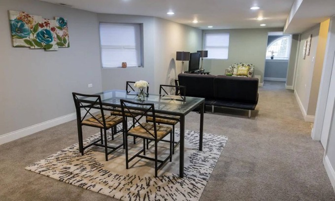 Albany Park Apartment | Cozy 2BR/1BA Garden Apartment Near Lincoln Square