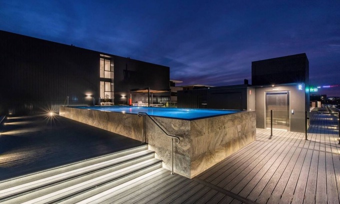 Lyneham Apartment | Cozy 2BR-2BA Rooftop Pool & BBQ, WiFi & Netflix