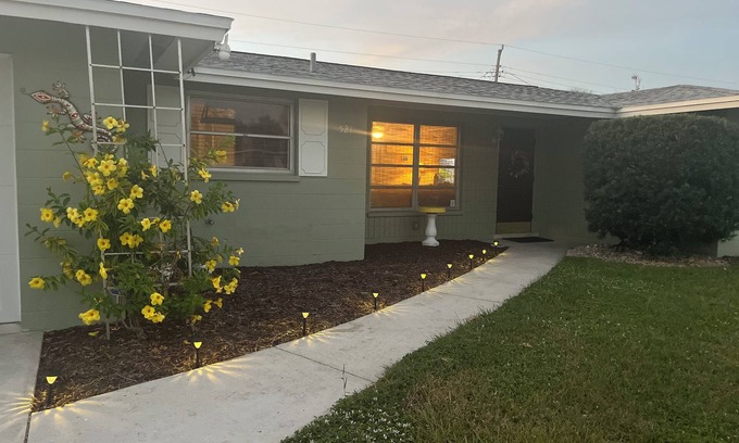 Venice Gardens House | Cozy 2BR/2BA Venice Getaway – Sleeps 6nnModern beach house close to beaches