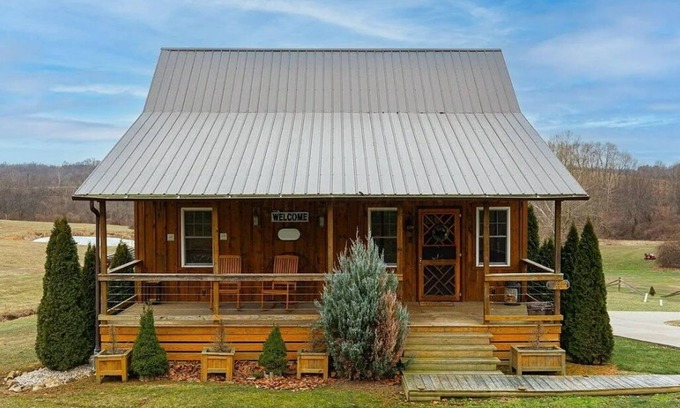 West Columbia Cabin | Cozy 2BR 2Bath Cabin, minutes from OU, Hocking Hills, Zaleski Forest.