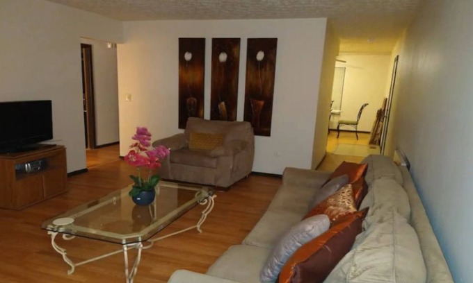Columbus House | Cozy 2BR apt- By major Hospitals, OSU & Downtown