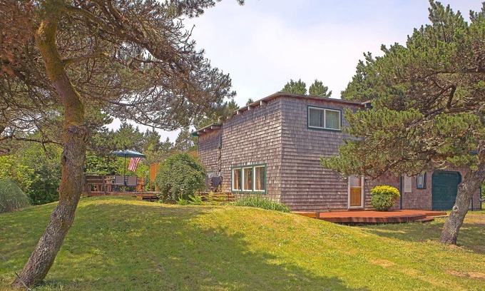 Grayland Cabin | Cozy 2BR cabin near beach with deck & fireplace.