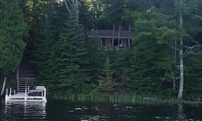 Mercer House | Cozy 2BR Cabin on 450 acre Fisher Lake: Bear Bottom Hideaway!