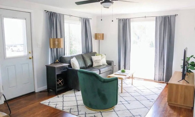 Sheridan House | Cozy 2BR Getaway & Sleep 6 | The Emerald City Bungalow