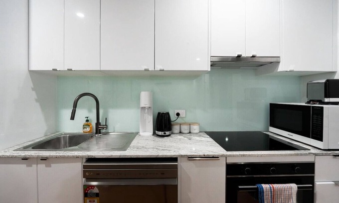 Lota House | Cozy 2BR Home&Outdoor Deck, Walk to the Beach M10