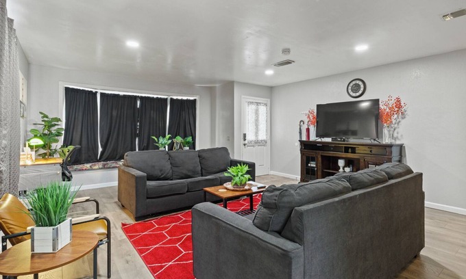 Carmichael Apartment | Cozy 2BR in Sunny Carmichael | Netflix | Work Desk