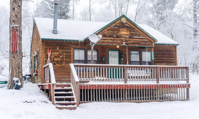 Lead Cabin | Cozy 2BR Log Cabin Surrounded by Pine Trees, Close to Terry Peak and Deadwood