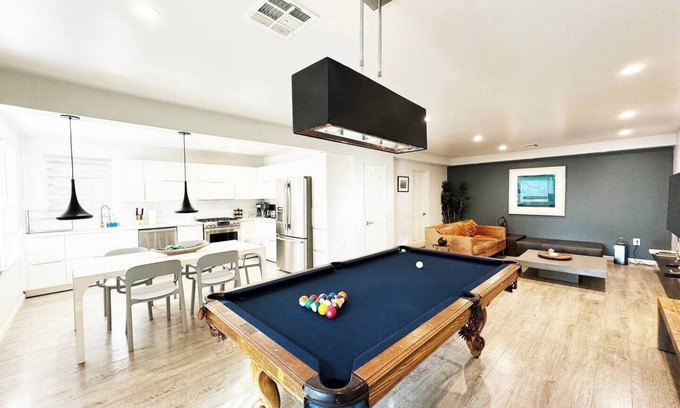 Westchester House | Cozy 2BR Near SoFi & LAX - SH1