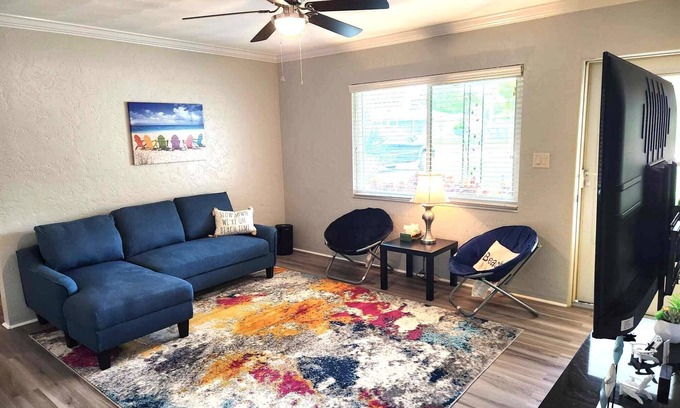 West Bradenton House | Cozy 2BR pet friendly oasis w/king bed close to AMI & IMG