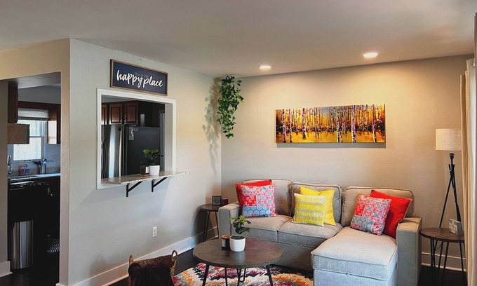 Davenport House | Cozy 2BR Ranch, within <10 mins to everything in QC!