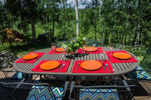 Wildernest House | Cozy 2BR with Great Views Near Trails
