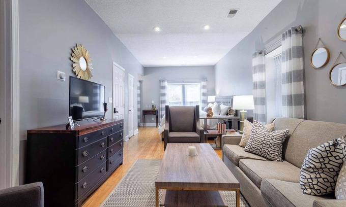 Southmoreland Condo | Cozy 2nd Floor unit Near Plaza and Westport | 08
