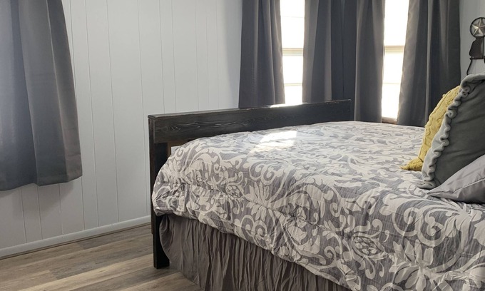 Texas City House | Cozy 3/1.5 with a 1960's retro kitchen. Pet friendly!