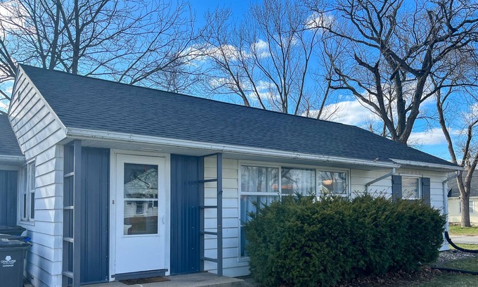 Cedar Rapids House | Cozy 3 bed, 1.5 bath with laundry, den, and patio