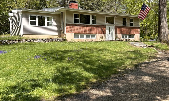 Storrs House | Cozy 3-bed 1.5 baths 1 mile from UConn campus. WiFi AC Patio Kitchen Dining room