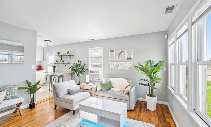 Grosse Pointe Apartment | Cozy 3 bed 14 minutes from downtown!