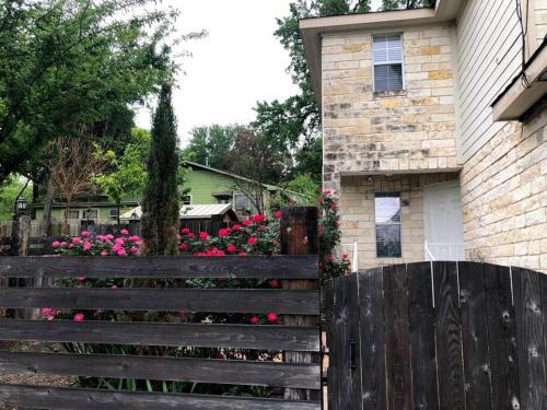 University Hills and Windsor Park Apartment | Cozy 3-bed Garden Home - 10 mins to UT Stadium and Downtown Austin