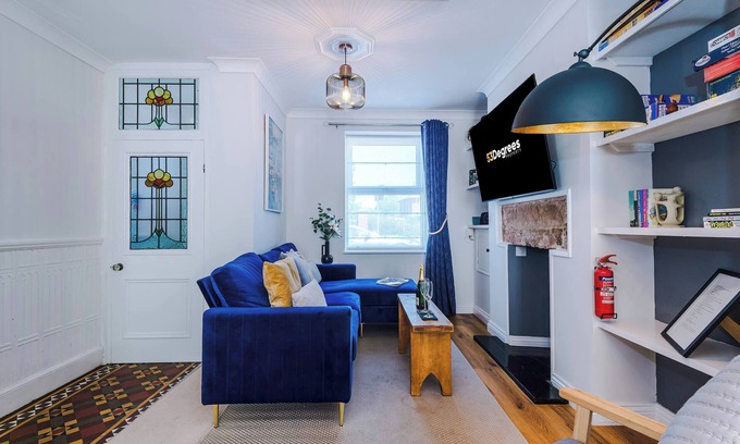 Leek House | Cozy 3-Bed Home, Perfect for Business & Groups!