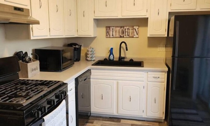Peoria House | Cozy 3 bedroom 1 bath home close to airport and minutes from highway.