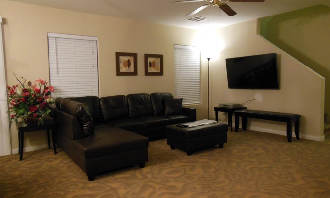 Rhodes Ranch House | Cozy 3 Bedroom 2.5 Bath Home West of Las Vegas Strip (Minimum stay 31 nights)