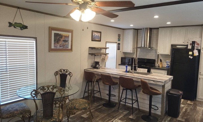 Negreet House | Cozy 3-bedroom 2 bath,5beds mobile home. Close to a boat launch. Covered parking