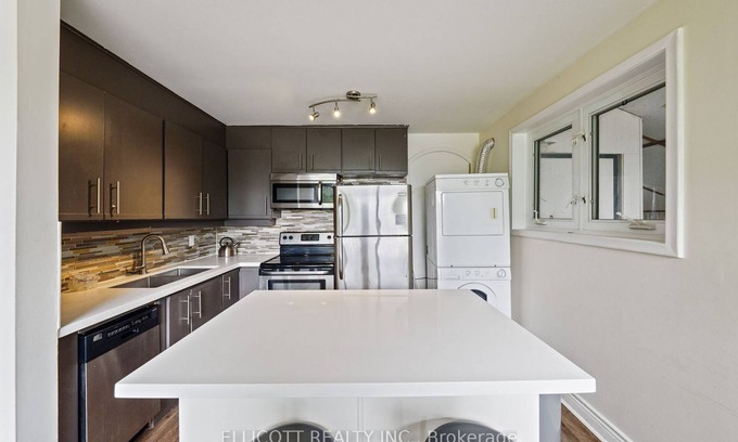 Aurora House | Cozy 3-bedroom bungalow in charming Aurora with AC, WiFi