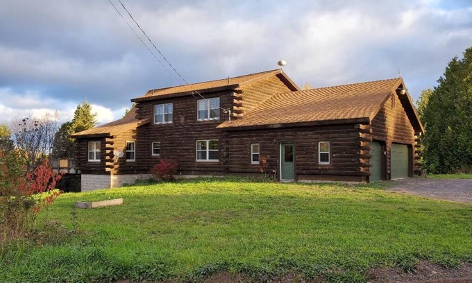 Laurium Cabin | Cozy 3-bedroom cabin with 2 indoor wood fireplaces
