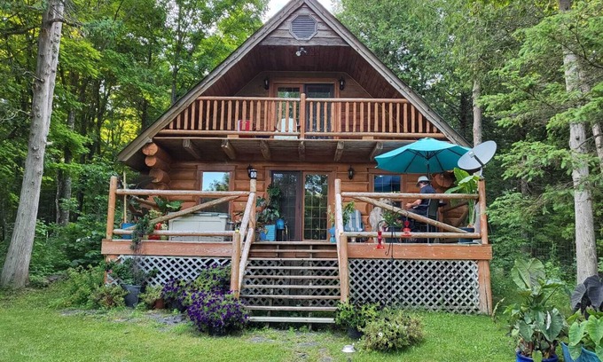 Campbellford Ski Chalet | Cozy 3 bedroom chalet cabin on the beautiful Crowe River