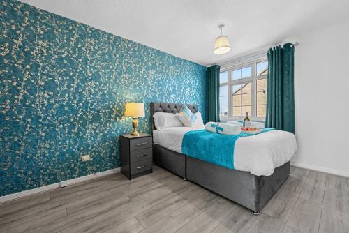 Wyken Apartment | Cozy 3 bedroom house with free parking and near hospital