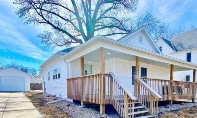 Near South House | Cozy 3 bedroom home, 1 bathroom, single garage, 5 mins to downtown