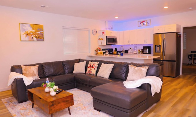 Aurora House | Cozy 3-Bedroom Home, 3 Min to Aurora’s Gaylord, 10 Min to Denver Airport!