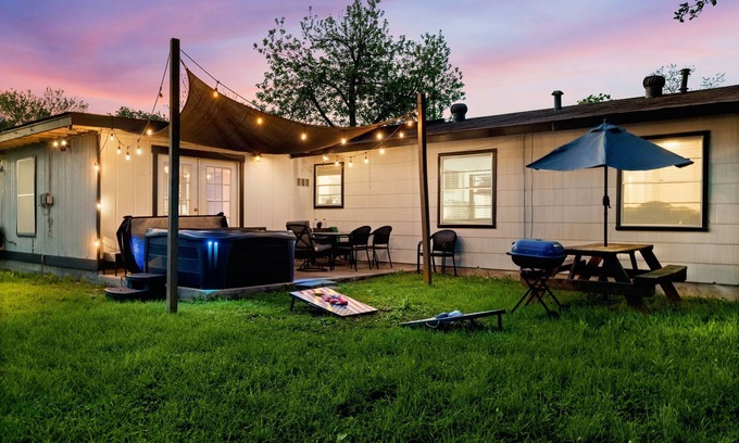 Southside House | Cozy 3-bedroom home w/ HOT TUB 2 min away from lackland and 10 min to SeaWorld!