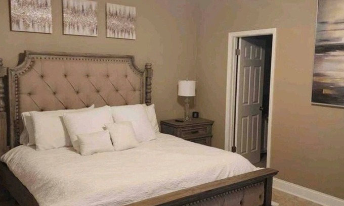 Broadmoor House | Cozy 3-bedroom house with pool and patio
